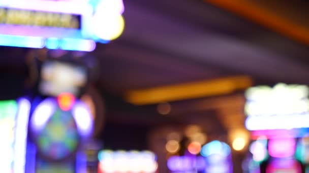 Defokussierte Spielautomaten glühen im Casino auf dem fabelhaften Las Vegas Strip, USA. Verschwommene Glücksspiel-Jackpot-Spielautomaten in einem Hotel in der Nähe der Fremont Street. Leuchtende neonfarbene Spielautomaten für Risikospiele und Wetten