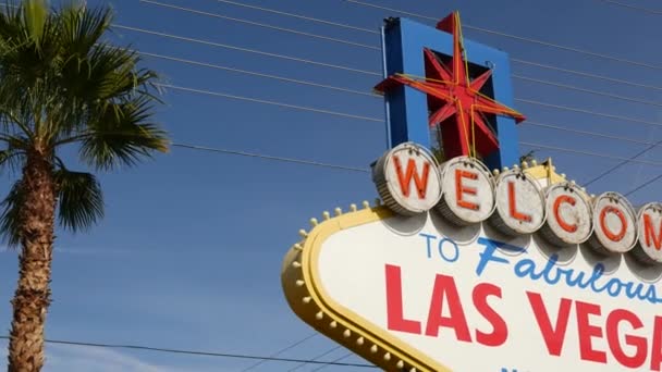 Selamat datang di retro neon Las Vegas yang menakjubkan di tempat wisata judi, Amerika Serikat. Spanduk antik es sebagai simbol kasino, permainan kesempatan, permainan uang dan taruhan bahaya. Surat di papan nama — Stok Video