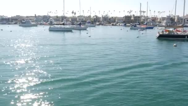 Newport Beach Harbor, víkend marina resort s jachtami a plachetnicemi, Pacific Coast, Kalifornie, USA. Luxusní předměstí Waterfront v Orange County. Drahá prázdninová destinace na pláži — Stock video