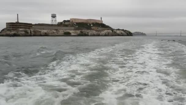 Alcatraz Insel in der Bucht von San Francisco, Kalifornien USA. Bundesgefängnis für Gangster auf Felsen, neblig. Historisches Gefängnis, Klippe im nebelverhangenen Hafen. Haftstrafen und Haftstrafen für Verbrechen — Stockvideo