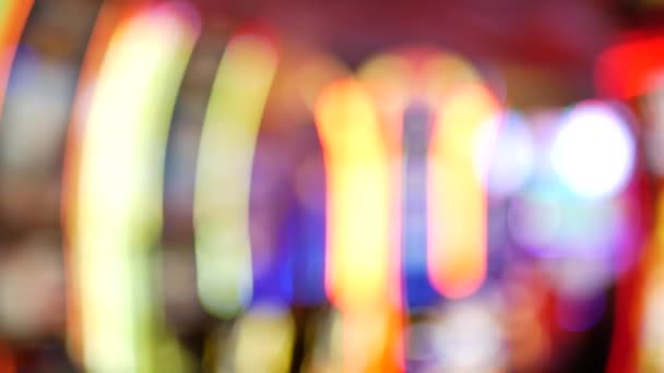 Defokussierte Spielautomaten glühen im Casino auf dem fabelhaften Las Vegas Strip, USA. Verschwommene Glücksspiel-Jackpot-Spielautomaten in einem Hotel in der Nähe der Fremont Street. Leuchtende neonfarbene Spielautomaten für Risikospiele und Wetten — Stockvideo