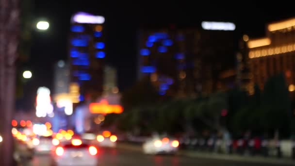 Sfocato favoloso viale Las Vegas Strip, casinò di lusso e hotel, area di gioco d'azzardo in Nevada, Stati Uniti. Vita notturna e traffico vicino Fremont strada in denaro turistico gioco resort. Luci al neon della città del peccato — Video Stock