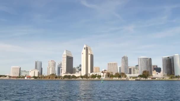 Metropolis stedelijke skyline, hoogbouw wolkenkrabbers van de stad centrum, San Diego Bay, Californië Verenigde Staten. Gebouwen aan het water in de buurt van Stille Oceaan haven. Uitzicht vanaf boot, nautisch openbaar vervoer naar Coronado — Stockvideo