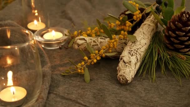 Torkad vit salvia pinne, avkoppling och aromaterapi. Smärta under psykisk ockult ceremoni, växtbaserade healing, yoga eller aura rengöring. Viktig rökelse för esoteriska ritualer och spådomar — Stockvideo