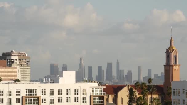 Highrise wolkenkrabbers van Metropolis in smog, Los Angeles, Californië, USA. Luchtvervuiling en mistige stedelijke skyline in het centrum. Stadsgezicht in smerige mist. Slechte zichtbaarheid in stad met milieuproblemen — Stockvideo