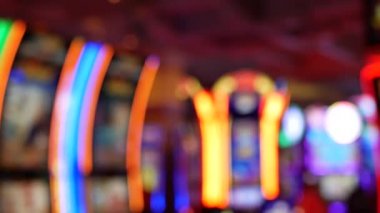 Las Vegas Bulvarı, ABD 'de kumarhanede çözülmüş kumar makineleri parlıyor. Fremont caddesi yakınlarındaki bir otelde kumarda büyük ikramiye oynamış. Riskli para oynamak ve bahis oynamak için aydınlatılmış neon meyve makinesi