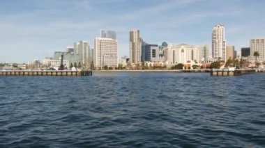 Metropolis şehir silueti, şehir merkezindeki yüksek gökdelenler, San Diego Körfezi, Kaliforniya ABD. Pasifik Okyanusu limanı yakınlarındaki rıhtım binaları. Coronado 'ya gemiden, denizden toplu taşıma