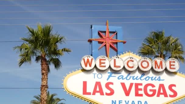 Willkommen im fabelhaften Las Vegas Retro-Leuchtreklame in Glücksspiel-Touristenort, USA. Ikonisches Vintage-Banner als Symbol für Casino, Glücksspiele, Geldspiele und Risikowetten. Schriftzug auf Schild — Stockvideo