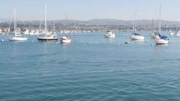 Newport Beach Harbor, víkend marina resort s jachtami a plachetnicemi, Pacific Coast, Kalifornie, USA. Luxusní předměstí Waterfront v Orange County. Drahá prázdninová destinace na pláži — Stock video