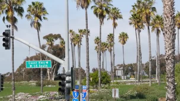 Pacific Coast Highway, historische route 101 verkeersbord, toeristische bestemming in Californië Verenigde Staten. Brief op kruispunt wegwijzer. Symbool van de zomertijd reizen langs de oceaan. All-Amerikaanse schilderachtige hwy — Stockvideo
