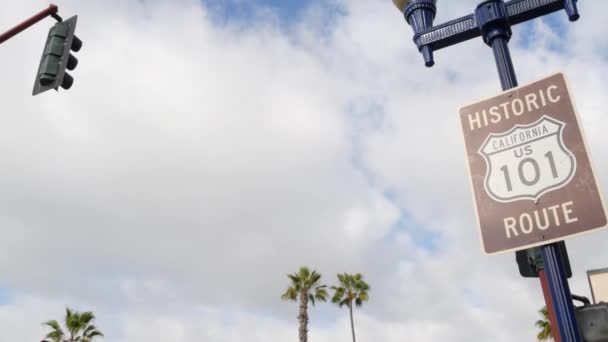 Pacific Coast Highway, historisk väg 101 vägskylt, turistmål i Kalifornien USA. Bokstäver på vägvisaren. Symbol för sommartid resa längs havet. Allamerikanska sceniska hwy — Stockvideo