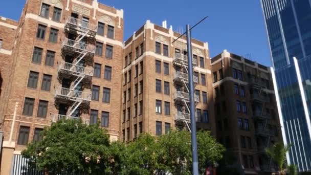 Drabinka przeciwpożarowa przed budynkiem mieszkalnym z cegły w San Diego, USA. Typowe wyjście awaryjne w stylu Nowego Jorku dla bezpiecznej ewakuacji. Klasyczny retro dom zewnętrzny jako symbol nieruchomości — Wideo stockowe