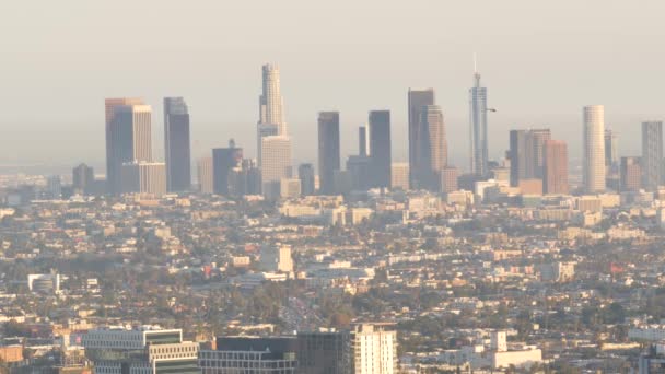 Ουρανοξύστες Highrise της μητρόπολης σε νέφος, Λος Άντζελες, Καλιφόρνια ΗΠΑ. Ατμοτοξική ρύπανση και ομιχλώδης αστικό ορίζοντα στο κέντρο. Στο Cityscape στη βρώμικη ομίχλη. Χαμηλή ορατότητα στην πόλη με οικολογικά προβλήματα — Αρχείο Βίντεο
