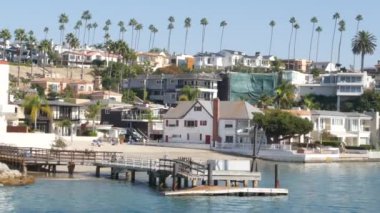 Lüks mülk, Pasifik Okyanusu kıyısındaki sahil arazisi, Newport sahil limanı, Kaliforniya, ABD. Los Angeles yakınlarında hafta sonu deniz kenarındaki kiralık evler. Tatil zengini varoş rıhtım evleri