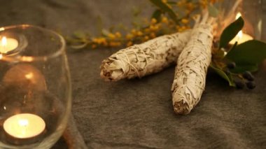 Kurutulmuş beyaz adaçayı lekesi, gevşeme ve aromaterapi. Psişik okült ayin, bitkisel şifa, yoga ya da aura temizliği sırasında lekeler. Esrarengiz ayinler ve fal bakımı için temel tütsü