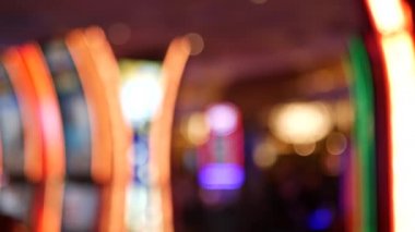 Las Vegas Bulvarı, ABD 'de kumarhanede çözülmüş kumar makineleri parlıyor. Fremont caddesi yakınlarındaki bir otelde kumarda büyük ikramiye oynamış. Riskli para oynamak ve bahis oynamak için aydınlatılmış neon meyve makinesi