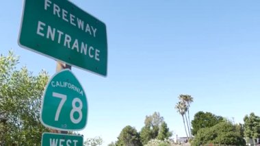 Kaliforniya, San Diego 'da kavşak kavşağında otoyol girişi tabelası. Otoyol 78 tabela levhası. Yol gezisi, ulaşım ve trafik güvenliği kuralları ve düzenlemelerinin sembolü