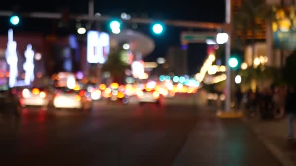 Defocused fabelachtige Las Vegas Strip boulevard, luxe casino en hotel, gokken gebied in Nevada, Verenigde Staten. Uitgaansleven en verkeer in de buurt van Fremont straat in toeristische geld spelen resort. Neon lichten van de zonde stad — Stockvideo