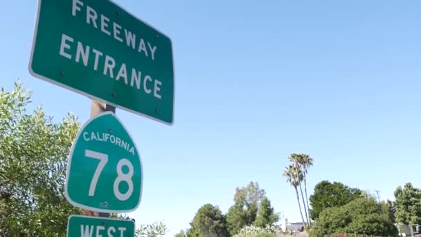 Kaliforniya, San Diego 'da kavşak kavşağında otoyol girişi tabelası. Otoyol 78 tabela levhası. Yol gezisi, ulaşım ve trafik güvenliği kuralları ve düzenlemelerinin sembolü — Stok video