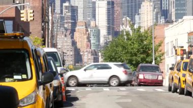 New York, Birleşik Devletler - 1 Eylül 2023: Queens caddesinde sarı taksi durakları. Long Island Bulvarı 'nda taksi. Madalyon taksi. Manhattan şehir merkezi siluet şehri. Yüksek binalar