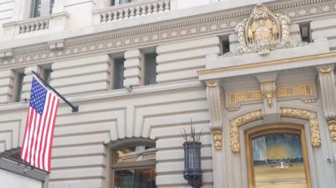 New York, Amerika Birleşik Devletleri - 6 Eylül 2023: Büyük Mason Locası binası cephesi, Manhattan Caddesi. Masonlar 'ın ana mimarisi. NYC, ABD 'deki Masonluk organizasyonu. Masonik Salon dış görünüşü. Bayrak