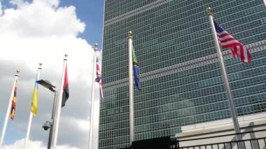 New York, ABD - 12 Eylül 2023: Birleşmiş Milletler Genel Merkezi, Manhattan Midtown, ABD. Diplomatik politik uluslararası organizasyon. Genel Kurul konferans oturumu için bayrak sırası.