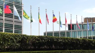 New York, ABD - 12 Eylül 2023: Birleşmiş Milletler Genel Merkezi, Manhattan Midtown, ABD. Diplomatik politik uluslararası organizasyon. Genel Kurul konferans oturumu için bayrak sırası.