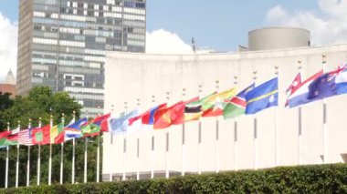 New York, ABD - 12 Eylül 2023: Birleşmiş Milletler Genel Merkezi, Manhattan Midtown, ABD. Diplomatik politik uluslararası organizasyon. Genel Kurul konferans oturumu için bayrak sırası.