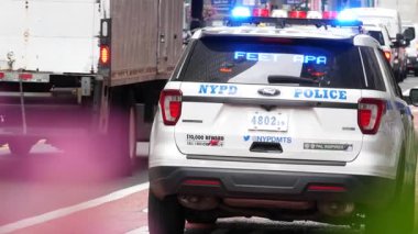 New York, ABD - 29 Ağustos 2023: Polis devriye arabası, ABD NYPD, Manhattan Midtown 34. caddedeki 911 aracı. Avenue 'de Amerikan polisi araba sireni ışığı. Şehir trafiği, karayolu taşımacılığı.