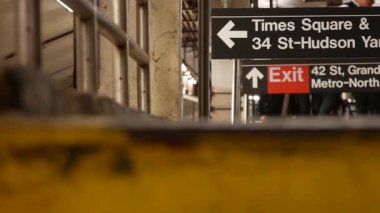 New York, ABD - 31 Aug 2023 Metro istasyonu iç mekan, metro platformu. Umumi metro ulaşımı. Demiryolu yolcu trafiği. Metin işareti Times Meydanı, Grand Central, 42