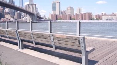 New York, ABD - 30 Ağustos 2023 Brooklyn Köprüsü, Manhattan şehir merkezi silueti, finans bölgesi deniz manzarası. Dünya Ticaret Merkezi, Dünya Ticaret Merkezi gökdeleni. Dumbo nehri kıyısı, Doğu nehri