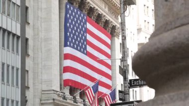 New York City, ABD - 9 Eylül 2023 Manhattan Şehir Merkezi Finans Bölgesi. Wall street. Borsa ve Broad köşe tabelası. Borsa, ABD Borsası. Kavşakta. Amerikan bayrağı.