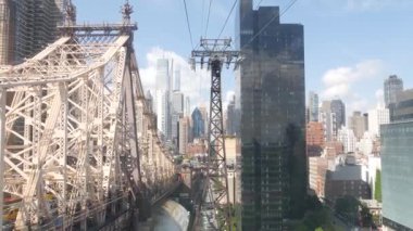New York, ABD - 12 Eylül 2023: Manhattan Midtown sokaklarına giden Roosevelt Adası tramvayı. Amerikan tramvayı, Queensboro Köprüsü. Kentsel toplu taşıma, ABD. Mimari şehir manzarası inşa ediliyor