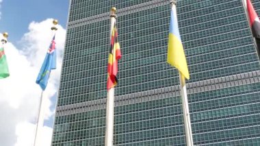 New York, ABD - 12 Eylül 2023: Birleşmiş Milletler Genel Merkezi, Manhattan Midtown, ABD. Diplomatik politik uluslararası organizasyon. Genel Kurul konferans oturumu için bayrak sırası.