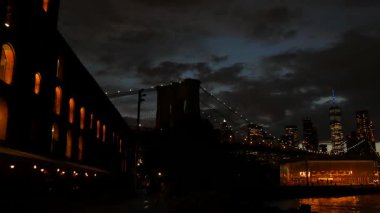 New York, Amerika Birleşik Devletleri - 11 Eylül 2023 Brooklyn Köprüsü, Manhattan şehir merkezi. Waterfront Pebble Sahili, Dumbo USA 'da atlı karınca. Dramatik alacakaranlık. Akşam gökyüzü, Mola Pazarı