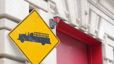 New York, Amerika Birleşik Devletleri - 30 Ağustos 2023 New York İtfaiyesi işareti, ABD itfaiye aracı, Amerikan itfaiyecileri aracı ya da NYC itfaiyeci motoru. İtfaiyeciler kırmızı kapılar, FD binası ya da salon. Queens Caddesi.