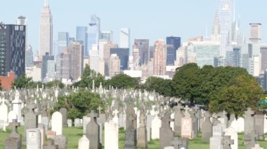 New York, ABD - 14 Eylül 2023: ABD 'deki Calvary Mezarlığı. Manhattan şehir merkezi siluet şehir mimarisi. Mezar taşları, büyük mezarlıklar. Geniş mezarlık çimenleri.