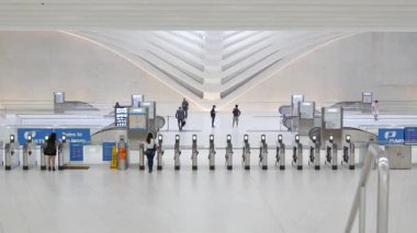 New York, ABD - 10 Eylül 2023: Dünya Ticaret Merkezi Oculus metro taşıma merkezi mimarisi. Manhattan Merkez Finans Bölgesi, ABD şehir hayatı. - İnsanlar. PATH Hızlı Geçiş İstasyonu