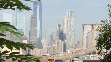 New York City, ABD - 3 Eylül 2023: Manhattan 'dan Brooklyn Köprüsü' ne giden arabalar. Finans bölgesi ufuk çizgisi şehir manzarası. Yol trafiği, insanlar, mimari. Dünya Ticaret Merkezi gökdeleni.