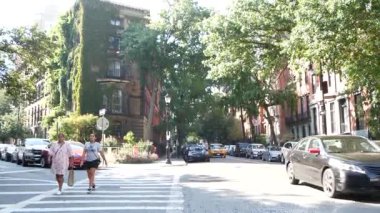 New York, ABD - 6 Eylül 2023: Lower Manhattan East Village Stuyvesant sokak köşesi, kavşak, ABD. Millet, sarı taksi. Sarmaşık yapraklarıyla kaplı ev duvarı.