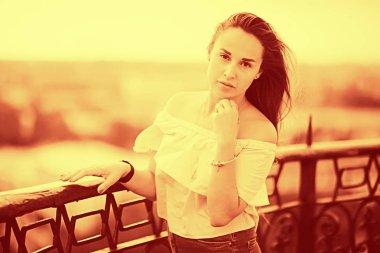 yaz stili portre genç güzel kadın açık