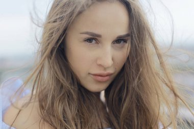 Siyah saçlı genç güzel kadın portresi