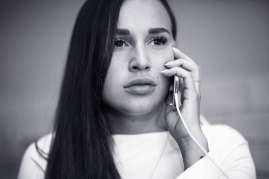 Güzel esmer kadın cep telefonuyla söz
