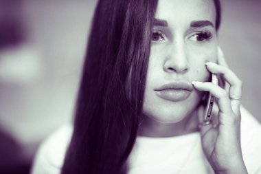 Güzel esmer kadın cep telefonuyla söz