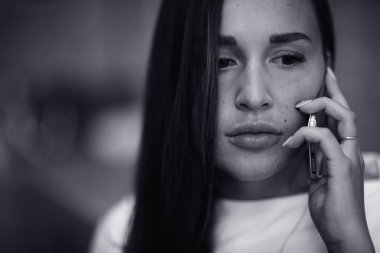 Güzel esmer kadın cep telefonuyla söz