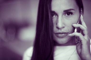 Güzel esmer kadın cep telefonuyla söz