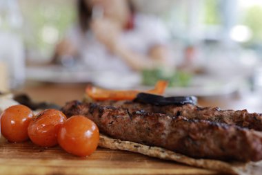 Restoranda öğle yemeği kadın