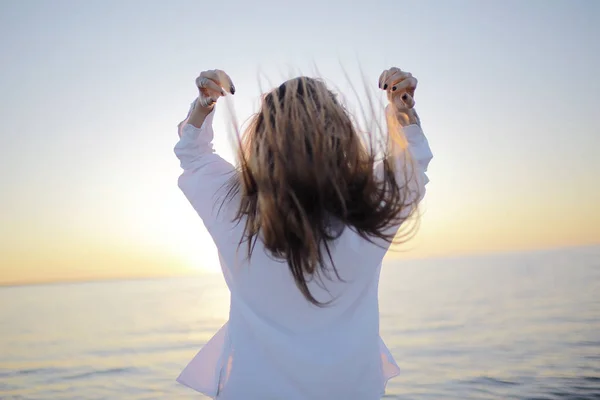 Jeune Femme Regardant Mer Vue Dos Concept Liberté Bonheur — Photo