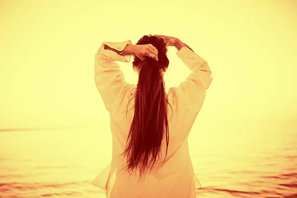 Mujer Joven Mirando Mar Retrospectiva Concepto Libertad Felicidad — Foto de Stock