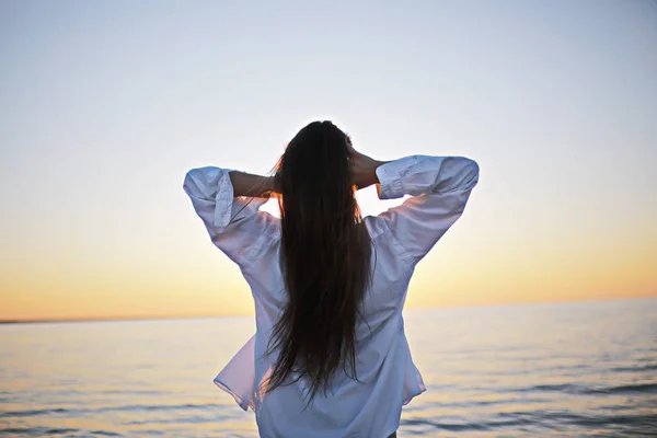 Jeune Femme Regardant Mer Vue Dos Concept Liberté Bonheur — Photo